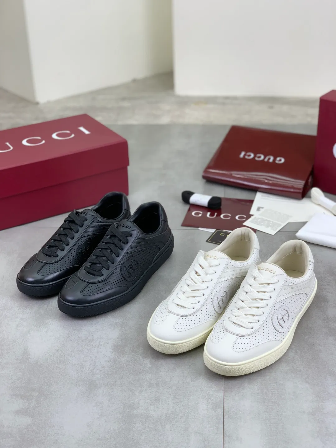 Men's shoes 💰P562 New GUCCI classic design moral training element catwalk model, matching version of top quality moral training shoes for men and women. Epoxy logo process is concave and convex, matching oil edge technology, punched cowhide cloth surface, suede cowhide surface splicing, breathable and not stuffy, the original overlasted shoe model is comfortable on the feet.  Fabric: Matched leather + cloth + mesh Lining: Water-dyed sheepskin Foot: Water-dyed sheepskin Outsole: Original molded TP matching environmentally friendly material Packaging: Top counter full set of packaging Female 35-42 (Female 41.42. Customized) Male 39-46 (46 customized)